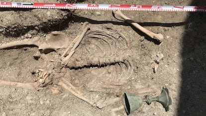 El cáliz hallado junto a un cuerpo durante la excavación en Besora.