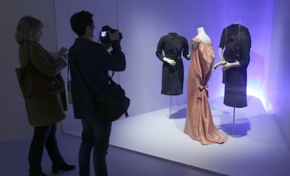 Algunos de los trajes expuestos en la muestra 'Balenciaga. La experiencia del lujo'.