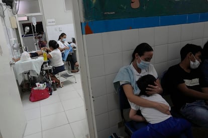 Personas en el hospital Jorge Reátegui de Piura, Perú, en junio de 2023.