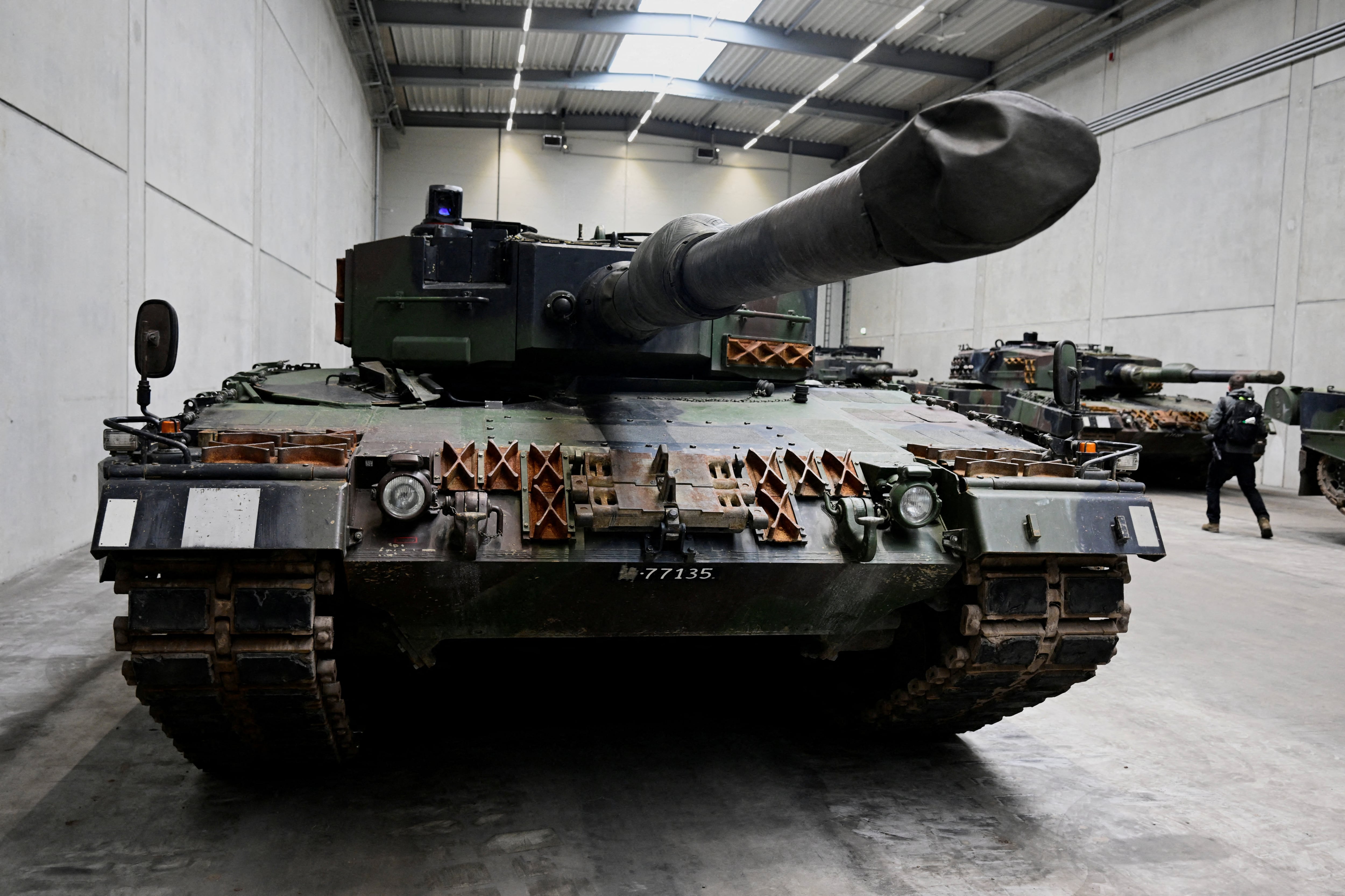 Tanque Leopard 2 en una fábrica de Rheinmetall en Unterluess, Alemania, el 12 de febrero de 2024.