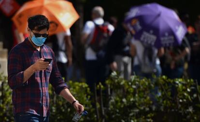 Un hombre usa una mascarilla en las calles de Sevilla, el miércoles.