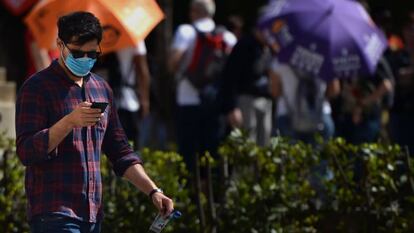 Un hombre usa una mascarilla en las calles de Sevilla, el miércoles. 
