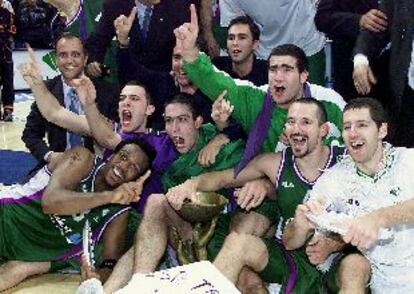 Los jugadores del Unicaja junto al trofeo de la Korac.