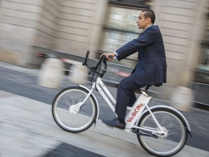 Un momento de la prueba, ayer, del prototipo de la bicicleta eléctrica que tendrá Barcelona a partir de diciembre.