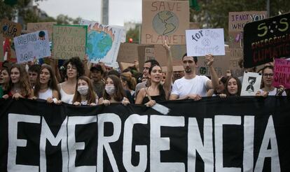 jóvenes se manifiestan contra el cambio climático en Barcelona. / ALBERT GARCÍA