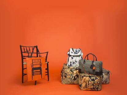 Sobre una silla Sussex de Morris & Co., bolsa Barcelona con la silueta de la misma silla. Los bolsos estampados con el motivo 'Forest' de William Morris y con denim desteñido reinventan siluetas clásicas de Loewe.