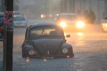 Un coche inundado en las calles del puerto de Veracruz.