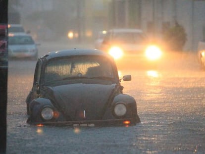 Un coche inundado en las calles del puerto de Veracruz.