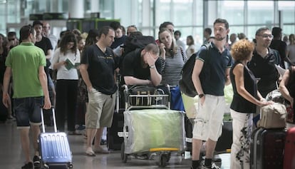 Pasajeros esperan en el aeropuerto de El Prat, en una imagen de archivo.