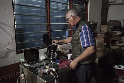 Bernardo Benítez, padre de Bernardo, desaparecido, se sirve café.