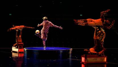 Un grup d'acròbates de l'espectacle Messi by Cirque du Soleil que s'estrena mundialment al Parc del Fòrum de Barcelona.