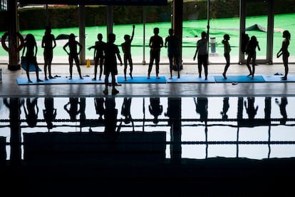 Entrenamiento de los equipos de base en la piscina del Club Natació Sabadell. / JUAN BARBOSA