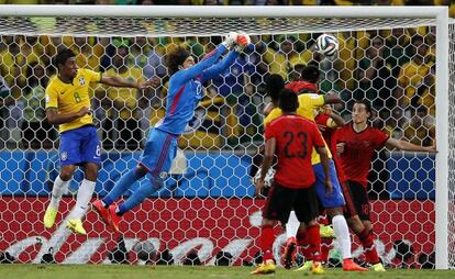 Ochoa afasta o perigo da &aacute;rea mexicana.  