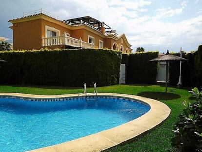 Este chalet adosado de tres plantas está ubicado en la Oliva, en la costa alicantina entre Gandía y Denia. Sus 136 metros cuadrados están repartidos entre tres plantas y la última de ellas sirve de solárium y terraza. Tiene dos habitaciones, dos baños, piscina comunitaria y se vende por 318.000 euros.