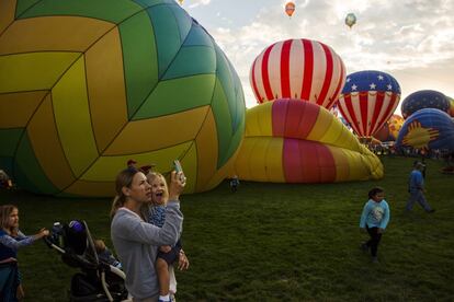 Madre e hija disfrutan del Festival Internacional de Globos Aerostáticos en Alburquerque, Nuevo México, el 3 de octubre de 2015. 