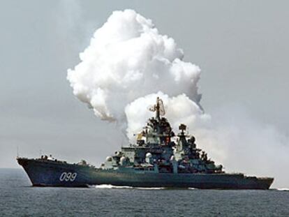 El crucero nuclear <i>Pedro el Grande</i>, durante unas maniobras en el Báltico en 2003.