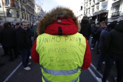 Facua Madrid ha valorado este lunes como "menos perjudicial para los consumidores" la propuesta acordada por Comunidad de Madrid y Ayuntamiento de Madrid de impedir que el servicio de vehículos VTC se pueda contratar cuando la distancia entre el vehículo y el usuario sea inferior a 300 metros, frente a la opción planteada en Barcelona de impedir que se solicite el servicio con una antelación inferior a una hora. En la imagen, protesta en la calle Génova.