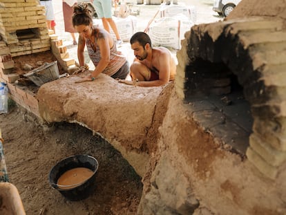 Construcción de un horno con barro durante uno de los cursos del festival Artim en Espinosa de los Monteros (Burgos) el pasado julio.