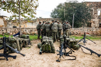 Un grupo de soldados ucranianos se prepara para un ejercicio de combate a los pies del monasterio de Sisla, en la Academia de Infantería de Toledo.