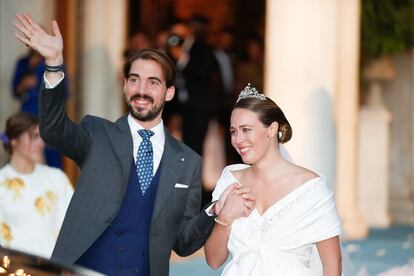 En torno a las 18.30 horas, y precedidos por una lluvia de petalos blancos y cogidos de la mano, la pareja ha abandonado el templo y ha posado para la prensa.