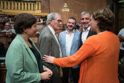 La alcaldesa de Barcelona, Ada Colau, (a la derecha) saluda al exalcade Xavier Trias tras recibir el alta por la angina de pecho que sufrio hace unos días, en el pleno del Ayuntamiento, el 30 de septiembre de 2016. A la derecha, Jaume Collboni (a la derecha), segundo teniente alcalde de Barcelona y Alfred Bosch, líder municipal de ERC.