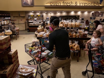 Eric Cohn, empleado de Instacart, en una tienda Safeway de Tucson (Arizona, EE UU), preparando un pedido, en abril de 2020.