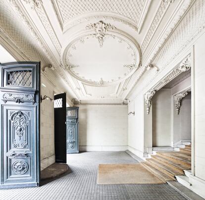 El número 22 de la calle Velázquez de Madrid será la sede de la 55ª edición de Casa Decor, que se celebrará del 5 de marzo al 19 de abril de 2020. Un espacio expositivo de 2.800 metros cuadrados, divididos en cinco plantas y 67 estancias, que acogerá las últimas tendencias en diseño e interiorismo.
