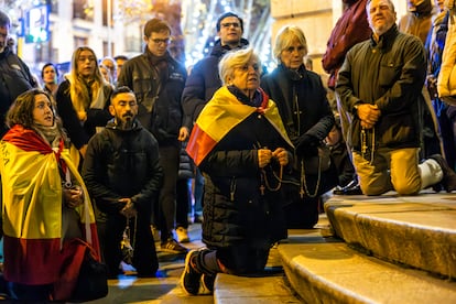 Un grupo de manifestantes se arrodilla durante el rezo de el martes en las protestas contra la amnistía en la calle Ferraz de Madrid.