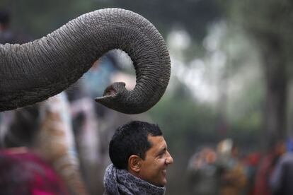 Un hombre sonríe en un festival dedicado a los elefantes en Sauraha, en la región de Chitwan, al suroeste de Katmandú, en Nepal.