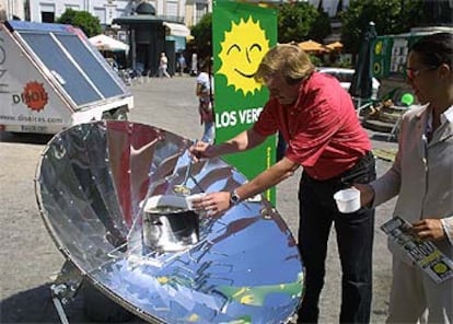 Imagen de la cocina solar que Los Verdes instaló ayer en Sevilla.