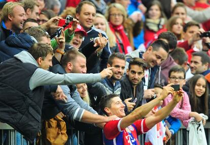 Lewandowski se fotografía con los hinchas del Bayern.