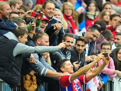 Lewandowski se fotografía con los hinchas del Bayern.