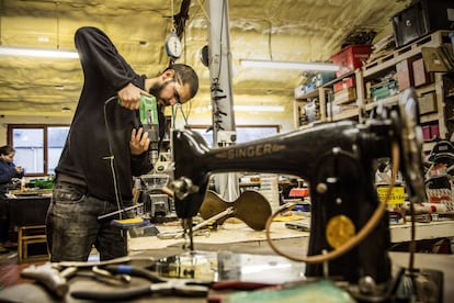 Un voluntario de la organización Tools for Solidarity coloca la herramienta a arreglar en el taller de Belfast. La entidad, formada por dos hermanos irlandeses, empezaron hace 33 años a recolectar por esta ciudad de 343.000 habitantes las herramientas que la gente creía obsoletas o desechables. Ahora envían contenedores llenos de máquinas de coser y otros utensilios a países en vías de desarrollo. En los últimos años se han centrado en Mwanza, una población de Tanzania pegada al lago Victoria.