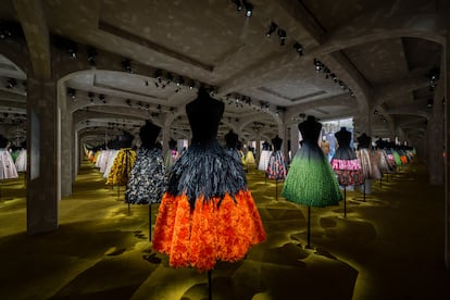 La sección 'Materiality' expone faldas elaboradas con tejidos representativos de distintos momentos en la historia de Prada.