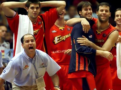 Javier Imbroda, en el partido por el bronce del Europeo de 2001 ante Alemania. Tras él, de izquierda a derecha: Felipe Reyes, Lucio Angulo, Alfonso Reyes y Raúl López. Reuters