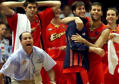 Javier Imbroda, en el partido por el bronce del Europeo de 2001 ante Alemania. Tras él, de izquierda a derecha: Felipe Reyes, Lucio Angulo, Alfonso Reyes y Raúl López. Reuters