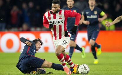 Stefan Savic(i) roba el bal&oacute;n ante el jugador del PSV Jurgen Locadia.