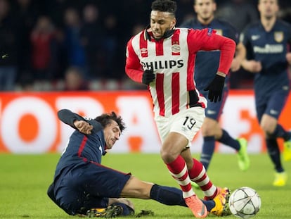 Stefan Savic(i) roba el bal&oacute;n ante el jugador del PSV Jurgen Locadia.
