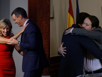 Pedro Sánchez, junto a Yolanda Díaz y Pablo Iglesias, en la firma de sus respectivos acuerdos de coalición.