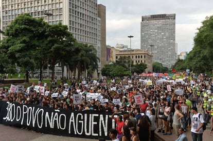 O ato começou pacífico. A marcha dos manifestantes saiu do Teatro Municipal, no centro da cidade. O protesto, convocado pelo Movimento Passe Livre, foi contra o reajuste na tarifa do transporte público.