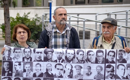 Varios de los manifestantes durante la concentración de este viernes a la salida de los Juzgados de Plaza de Castilla. / DIEGO SÁNCHEZ