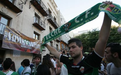 Un aficionado del Elche, en una de las manifestaciones de apoyo al club