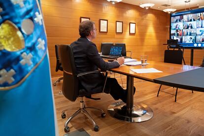 Feijóo, durante una videoconferencia con el presidente del Gobierno y demás dirigentes autonómicos.