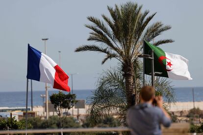 Una bandera francesa y una argelina, este jueves en una calle de Argel.