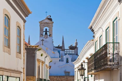 Faro es la puerta de entrada al Algarve, pero más allá del aeropuerto y su enorme desarrollo turístico, hay que fijarse con cariño en su pequeño casco antiguo (en la foto). Los turistas van a la Sé (la catedral), visitan el cercao pueblo de Olhao o se adentran en el parque natural de la Ría Formosa, pero merece la pena pasarse por el mercado de Faro, perfecto para comprar alimentos frescos, sentarse en una terraza con un café o almorzar a gusto.