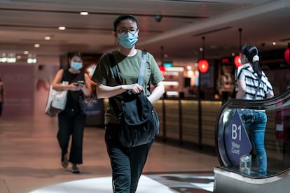 Varias personas en un centro comercial de Singapur el 6 de mayo de 2021.