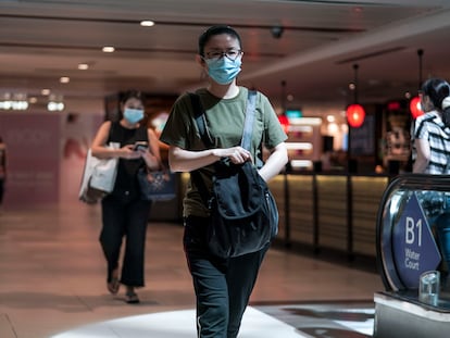 Varias personas en un centro comercial de Singapur el 6 de mayo de 2021.