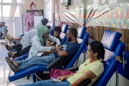 Ciudadanos y turistas donan sangre en un centro de transfusión de Marraquech, este lunes.