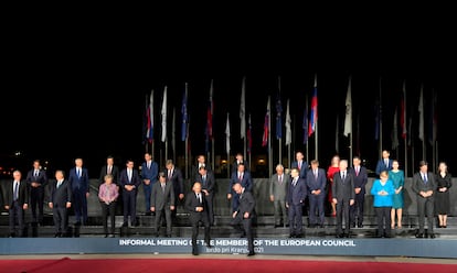 El primer ministro de Eslovenia, Janez Jansa (bajando el escalón a la izquierda), y el presidente del Consejo Europeo, Charles Michel (a su lado), este martes tras la foto de grupo de los líderes de la UE durante la cumbre europea de Brdo.