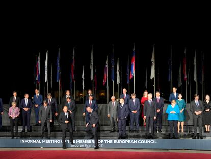 El primer ministro de Eslovenia, Janez Jansa (bajando el escalón a la izquierda), y el presidente del Consejo Europeo, Charles Michel (a su lado), este martes tras la foto de grupo de los líderes de la UE durante la cumbre europea de Brdo.